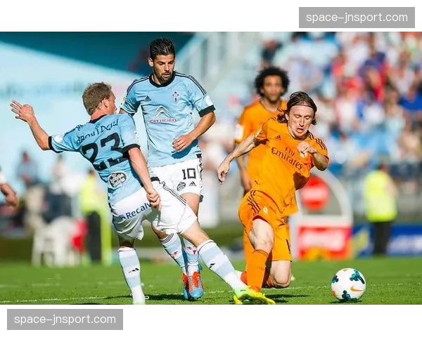 消息:十人应战,十人亚特兰大2-1顽强战胜萨索洛